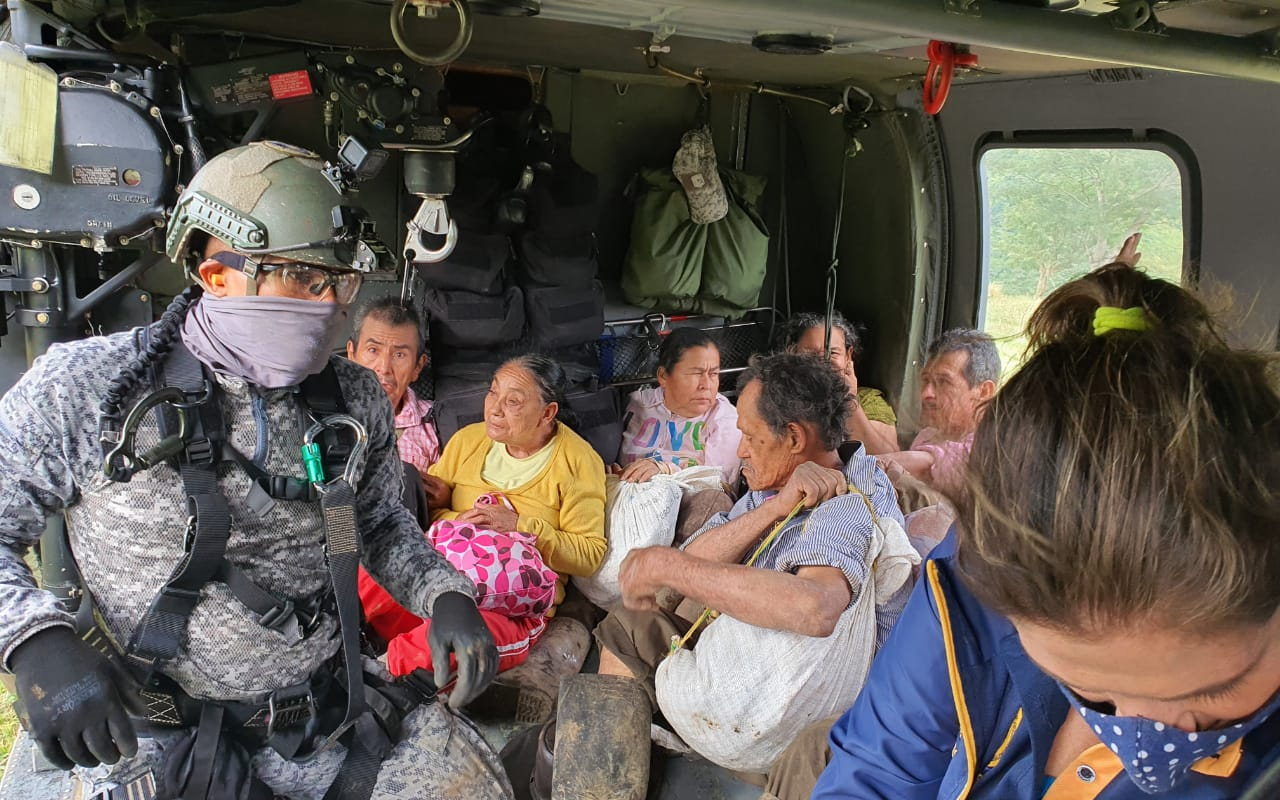 Ángel de su Fuerza Aérea evacúa damnificados en Dabeiba, Antioquia