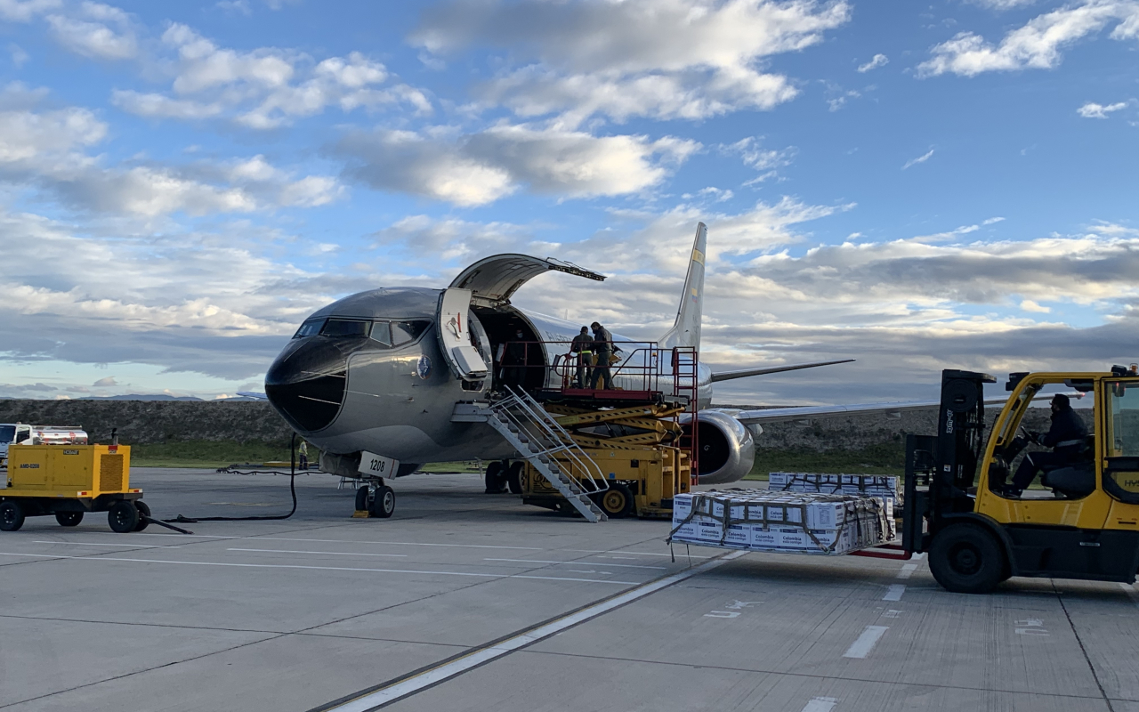 Ayudas humanitarias continúan siendo transportadas hacia el departamento Insular por su Fuerza Aérea