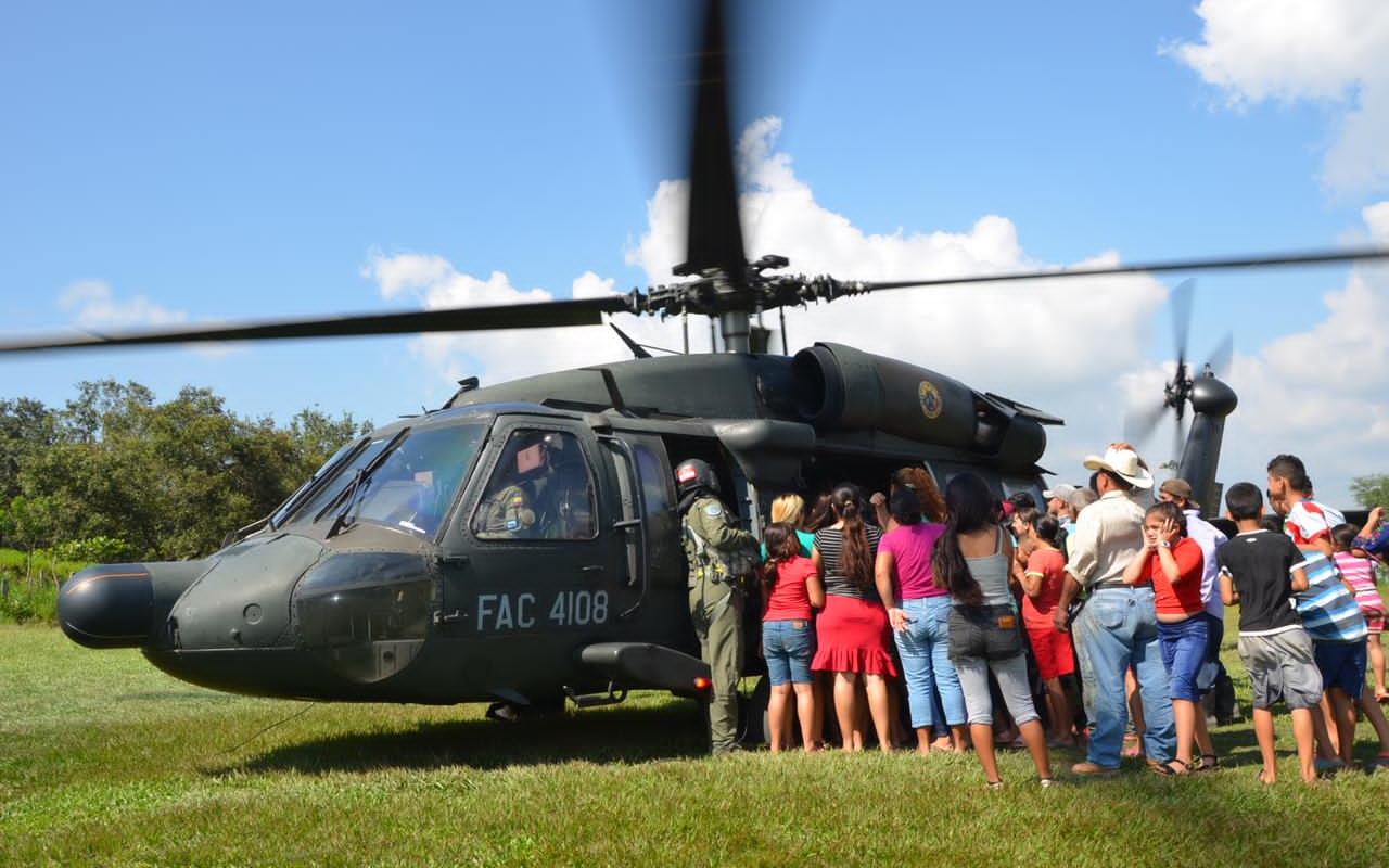 Treinta personas evacuadas y cinco toneladas de ayuda humanitaria en primera misión del Black Hawk de su Fuerza Aérea Colombiana en Honduras