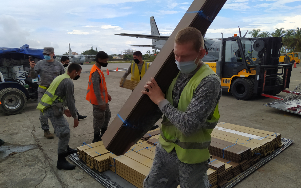 Materiales para la reconstrucción de Providencia son transportados por su Fuerza Aérea