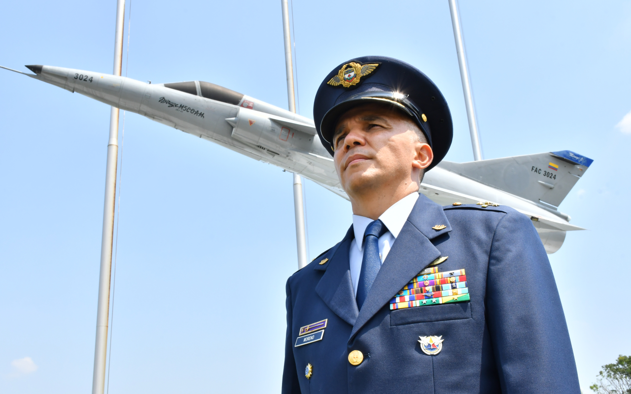 Integrantes del Comando Aéreo de Combate No.7 reciben a su nuevo Comandante