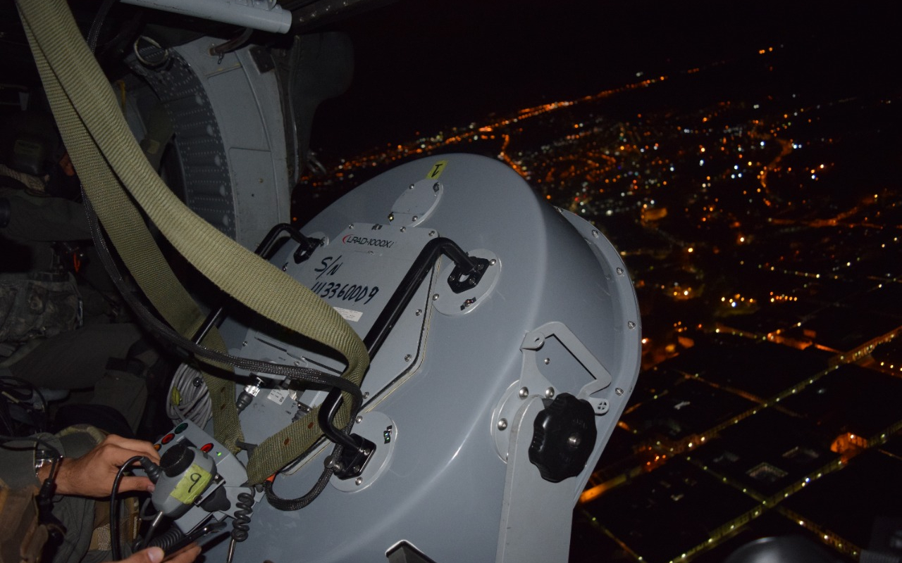 Mensajes de seguridad ciudadana son emitidos sobre Cali desde un helicóptero de su Fuerza Aérea Colombiana
