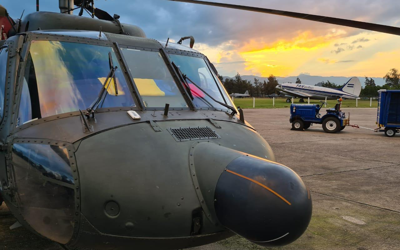 Helicóptero UH-60 Black Hawk de su Fuerza Aérea Colombiana llega a Honduras
