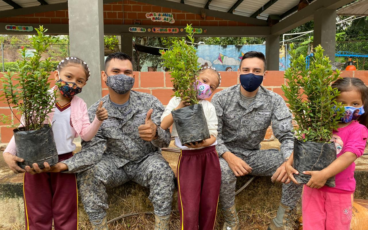  Habitantes y estudiantes de la vereda El Salero en Melgar, se beneficiaron gracias a su Fuerza Aérea Colombiana