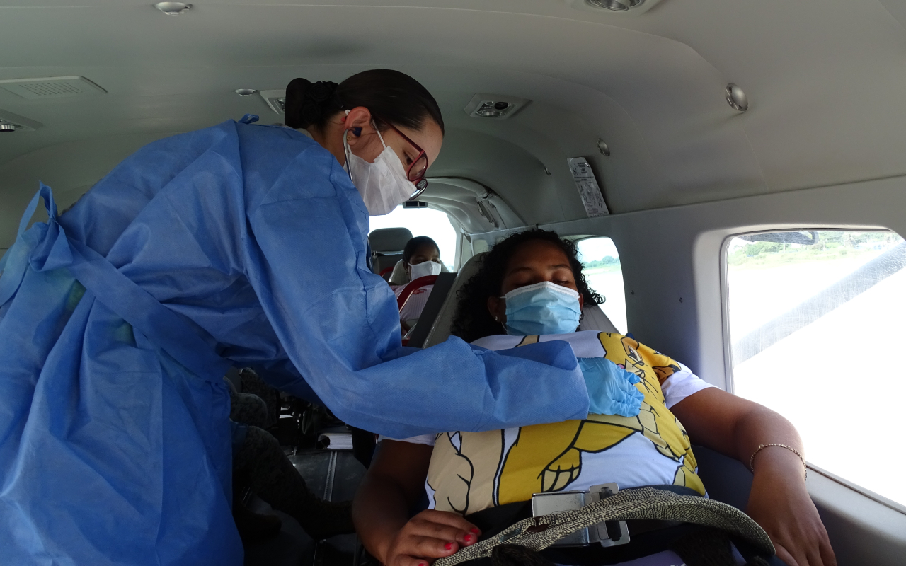 Su Fuerza Aérea brindó oportuno traslado aereomédico a dos mujeres en estado de embarazo