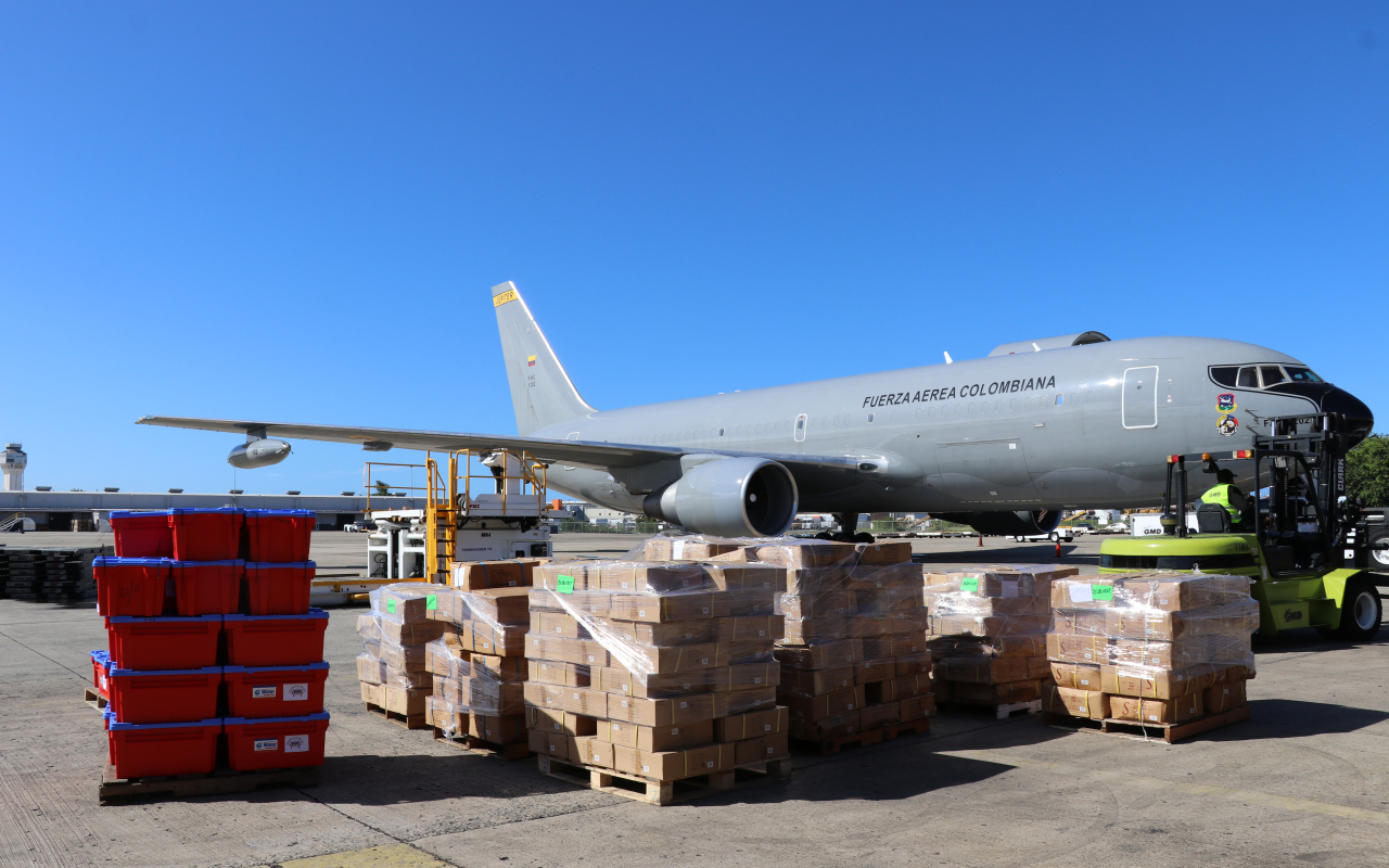 Su Fuerza Aérea transporta personal de construcción y más de 28 toneladas desde Puerto Rico e Islas Caimán hacia San Andrés