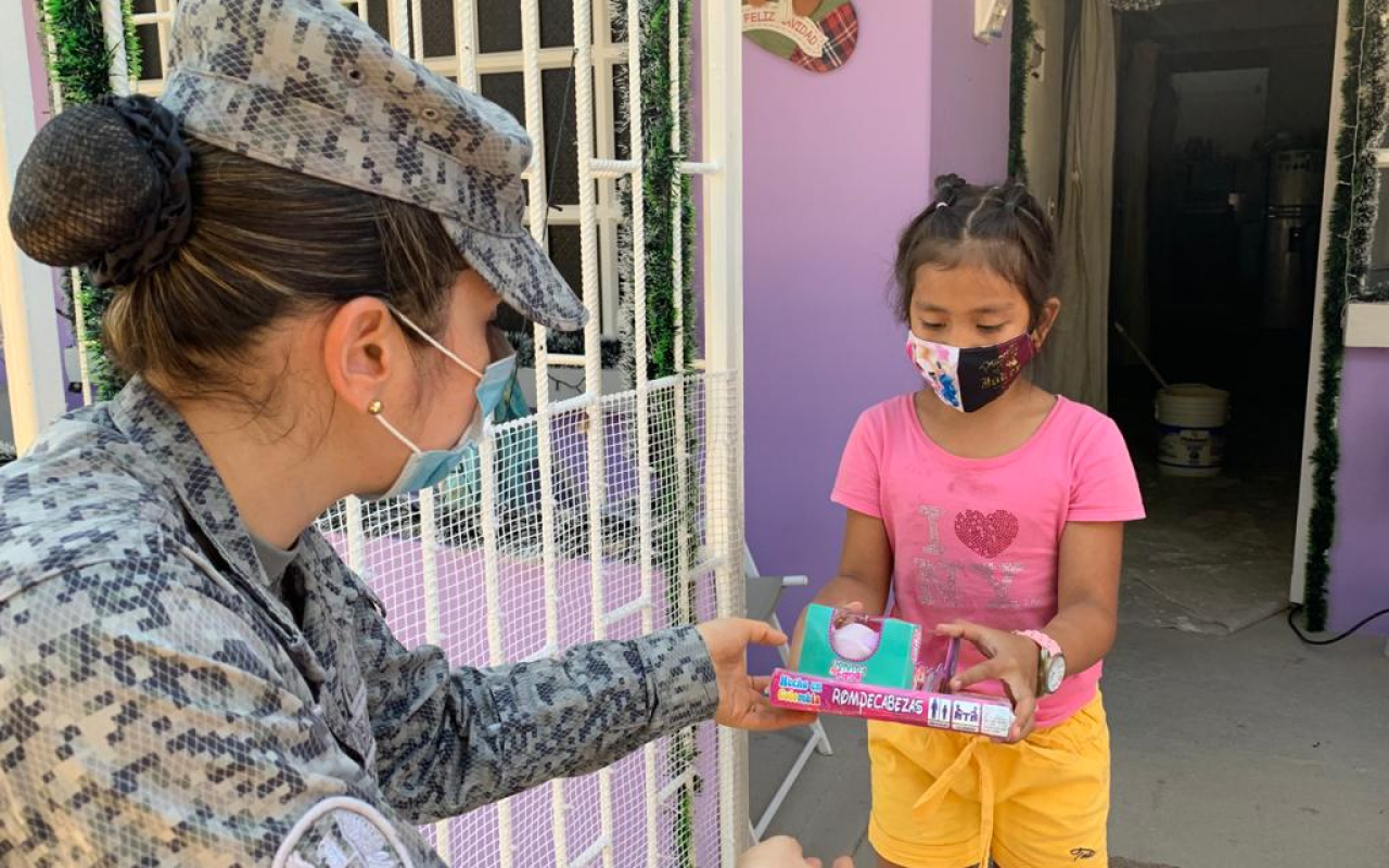 Fuerza Aérea celebra la navidad con los niños del barrio Talismán de Girardot 