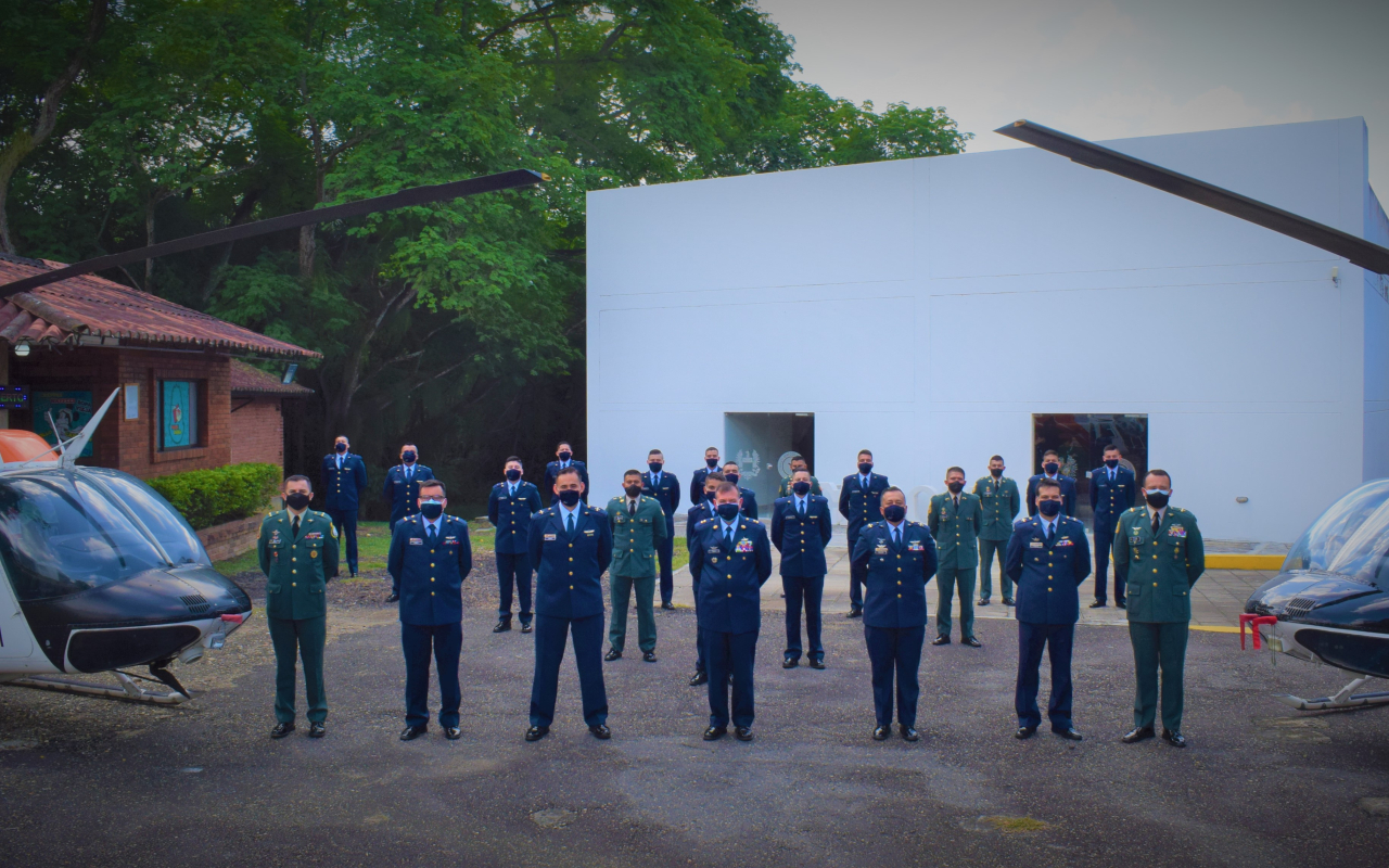 16 Oficiales de Fuerza Aérea y Ejército Nacional preparados para ser pilotos militares 