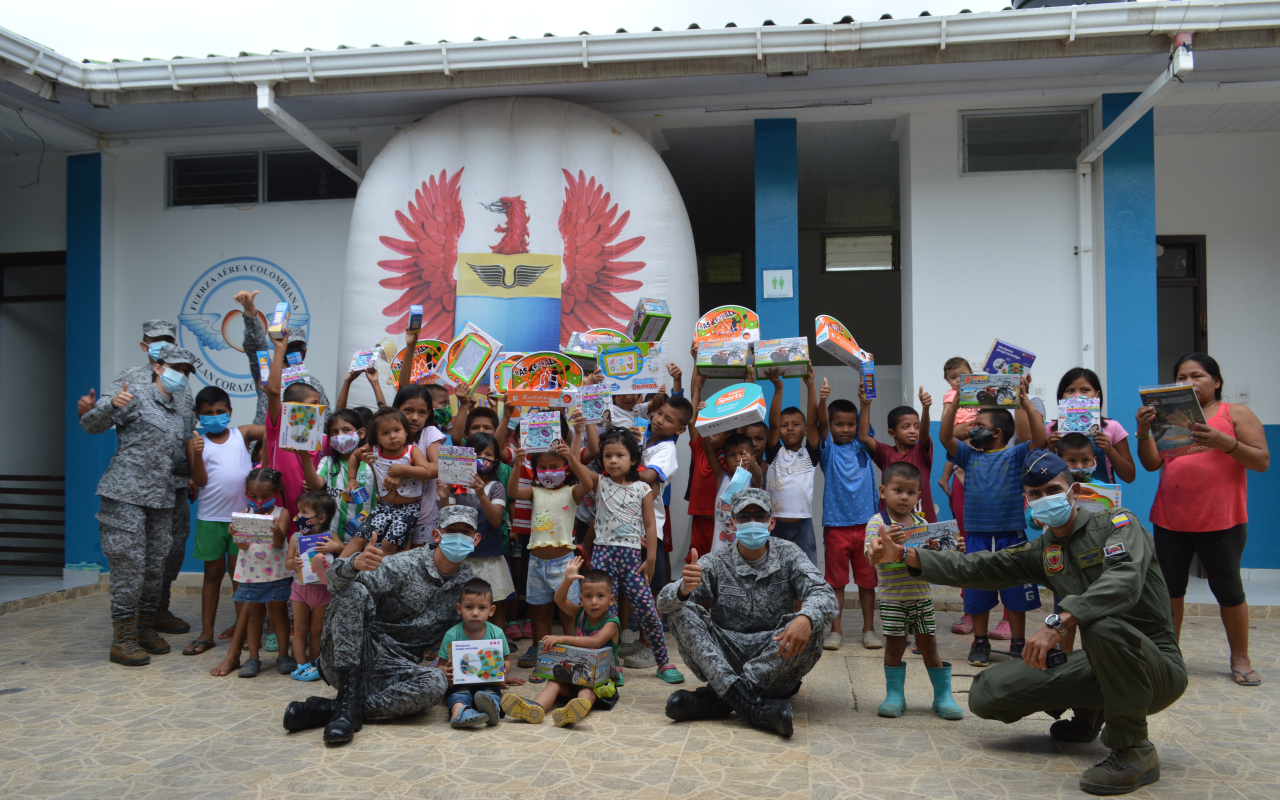 Con regalos su Fuerza Aérea Colombiana alegra la navidad de niños y niñas en Leticia