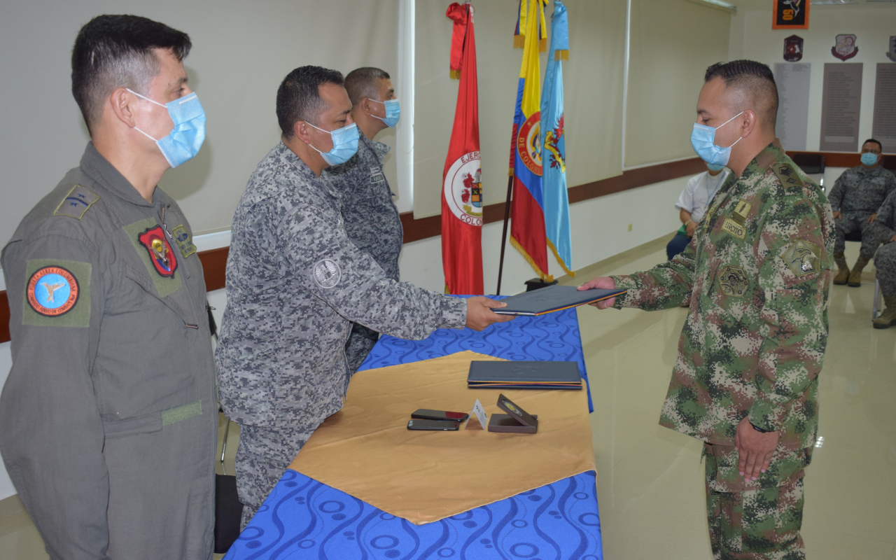 Clausura del primer curso de Inspectores de Mantenimiento Integral de Visores Nocturnos en el CACOM 4