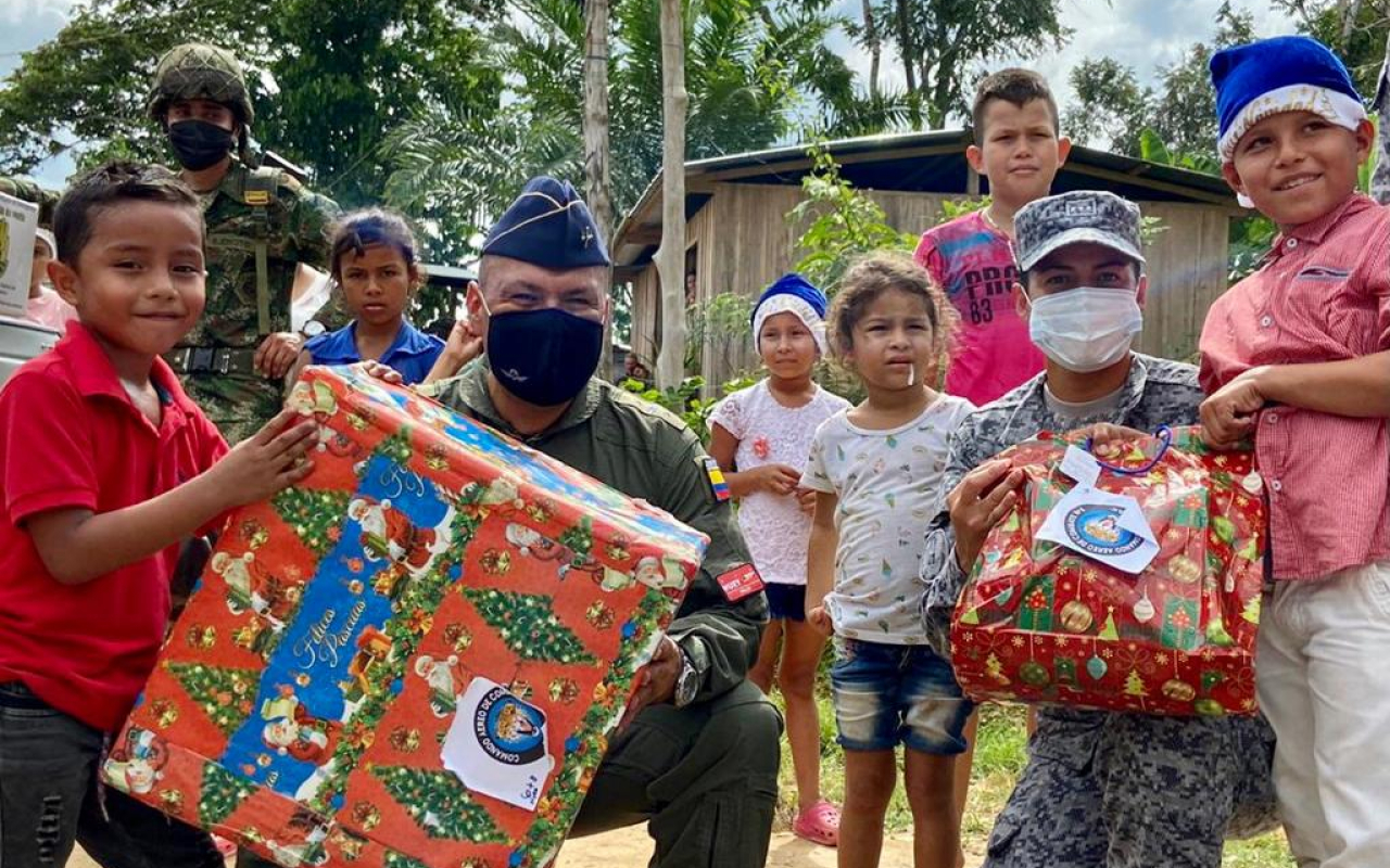 Fuerza Aérea presente en entrega de mercados y regalos en el municipio de Solano
