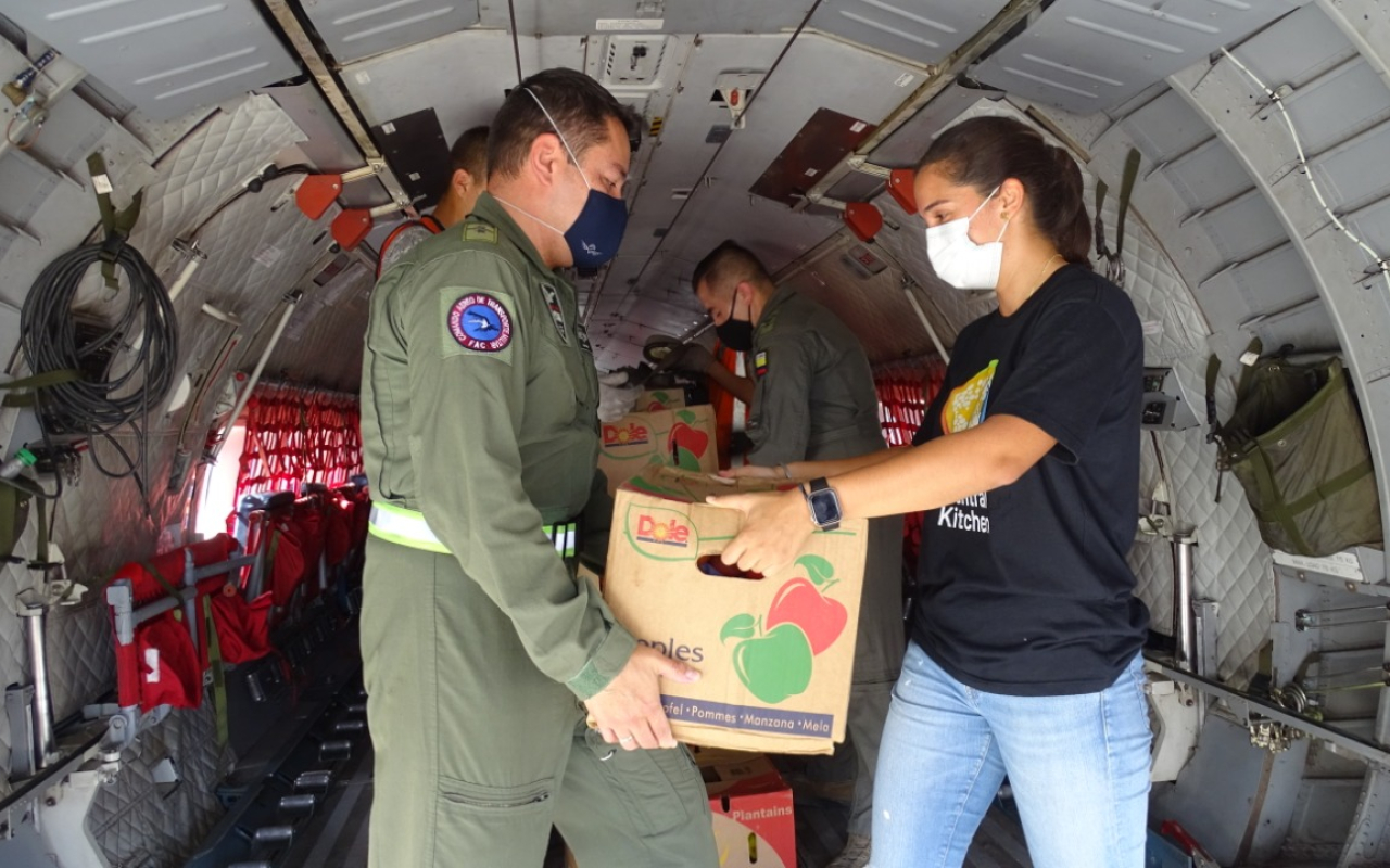 En fase de estabilización su Fuerza Aérea continúa transportando ayudas a Providencia