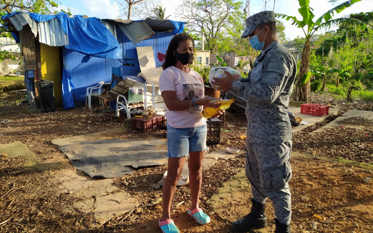 Oficiales Profesionales de la Reserva de su Fuerza Aérea continúan entregando ayudas humanitarias en San Andrés Islas