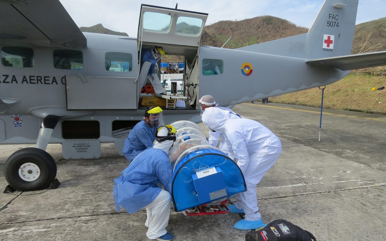 Pacientes con COVID-19 son traslados por su Fuerza Aérea en Providencia