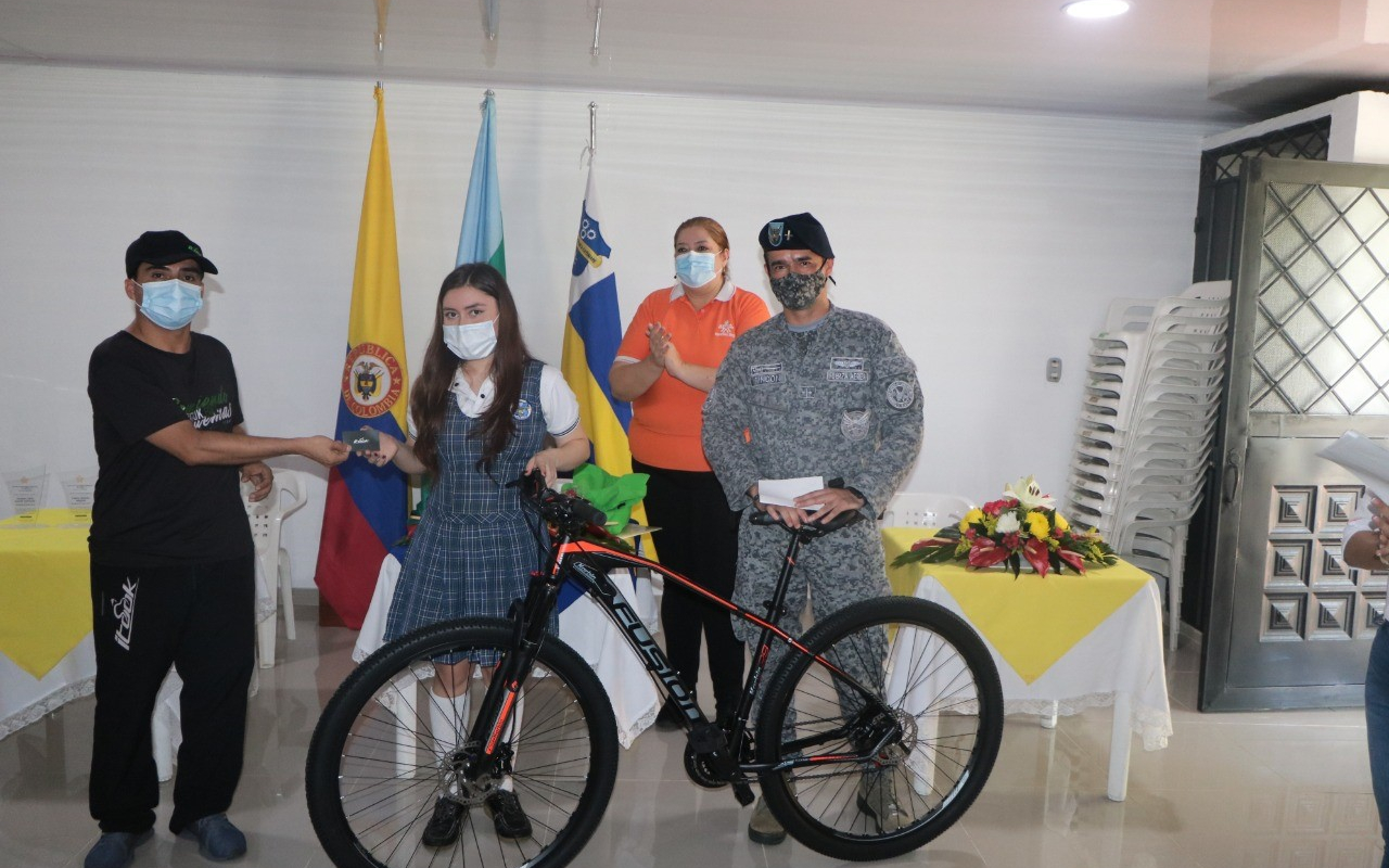 En acto de premiación participantes de Feria Empresarial fueron exaltados