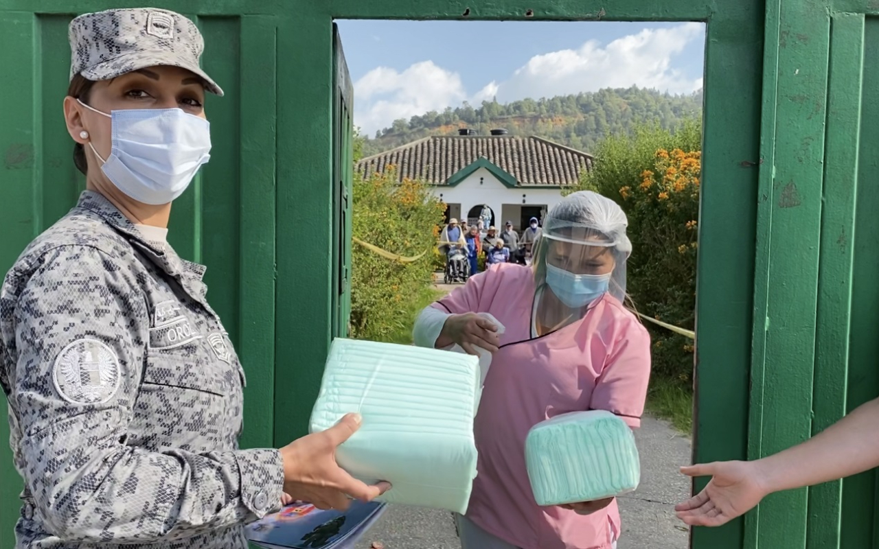 Abuelitos de Madrid fueron beneficiados por su Fuerza Aérea Colombiana 