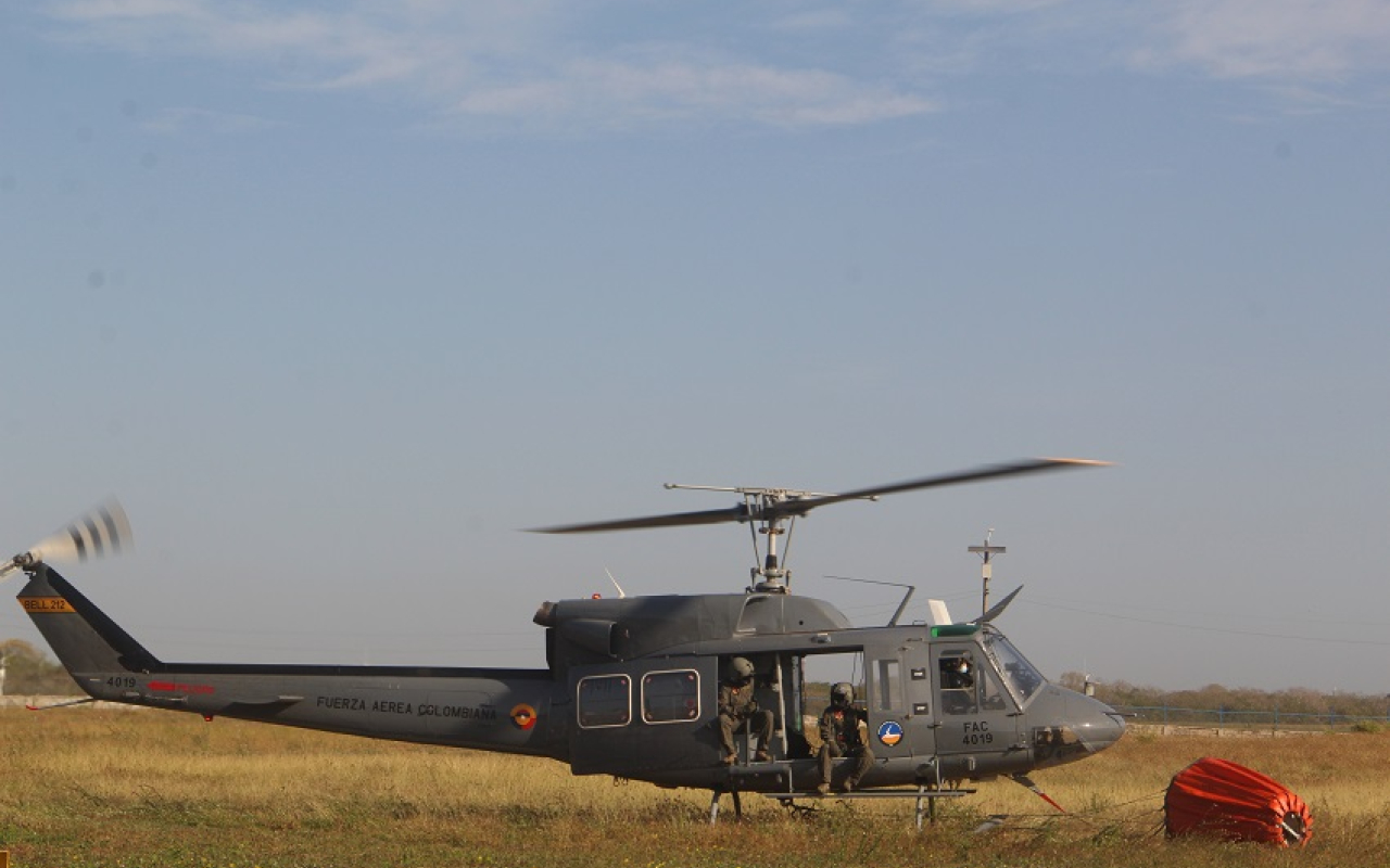 El entrenamiento para la extinción de incendios, una constante de las tripulaciones del Bell 212