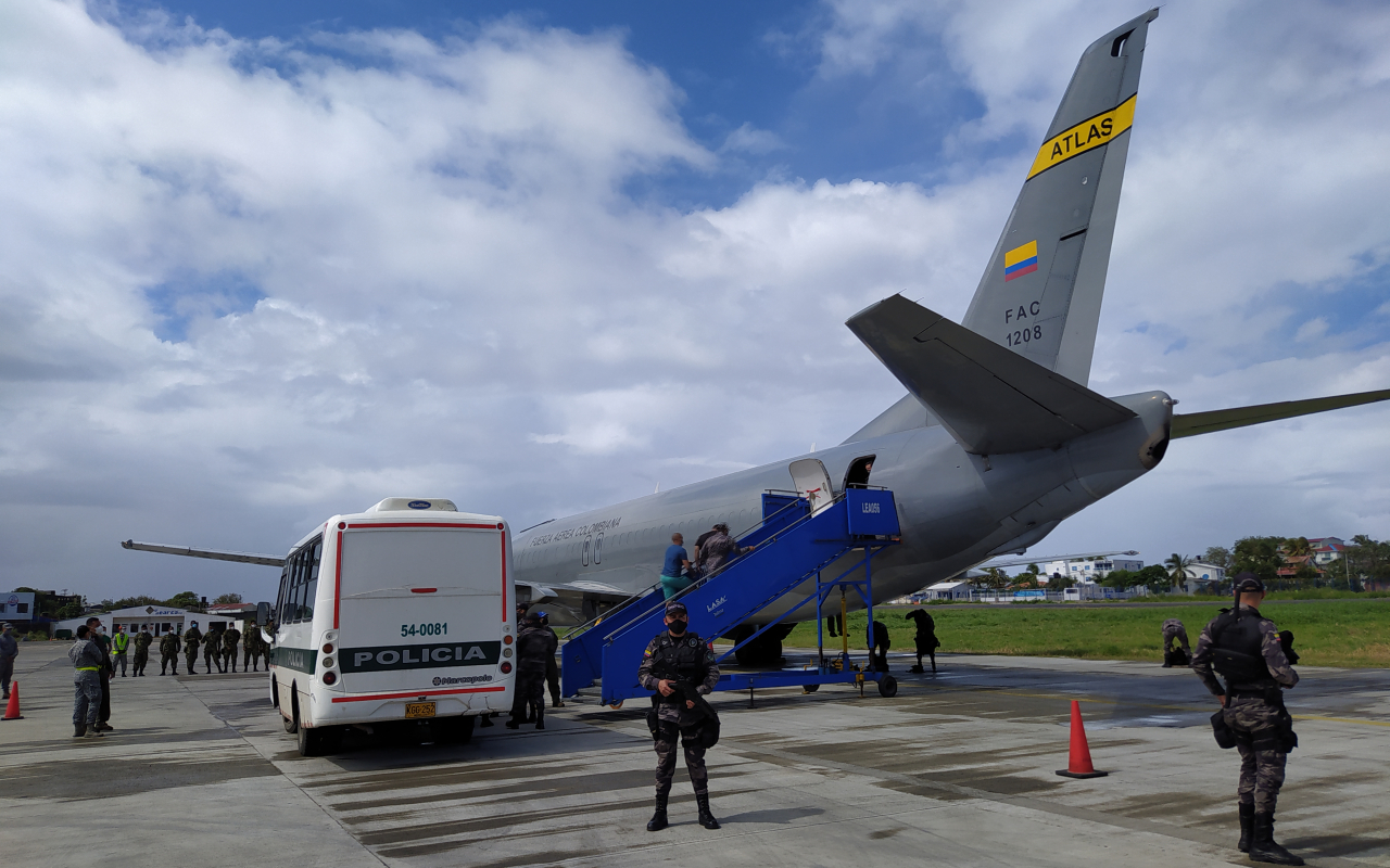 Reclusos de alto perfil fueron trasladados al interior del país por su Fuerza Aérea