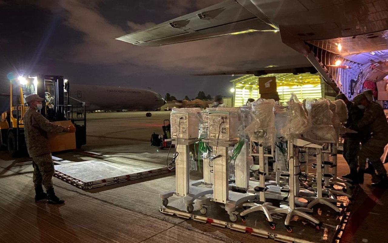Ventiladores para apoyar UCI en Bogotá fueron transportados por su Fuerza Aérea