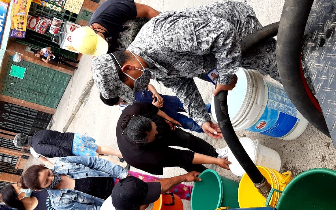 Con 18000 litros de agua su Fuerza Aérea Colombiana benefició a la comunidad de Madrid 
