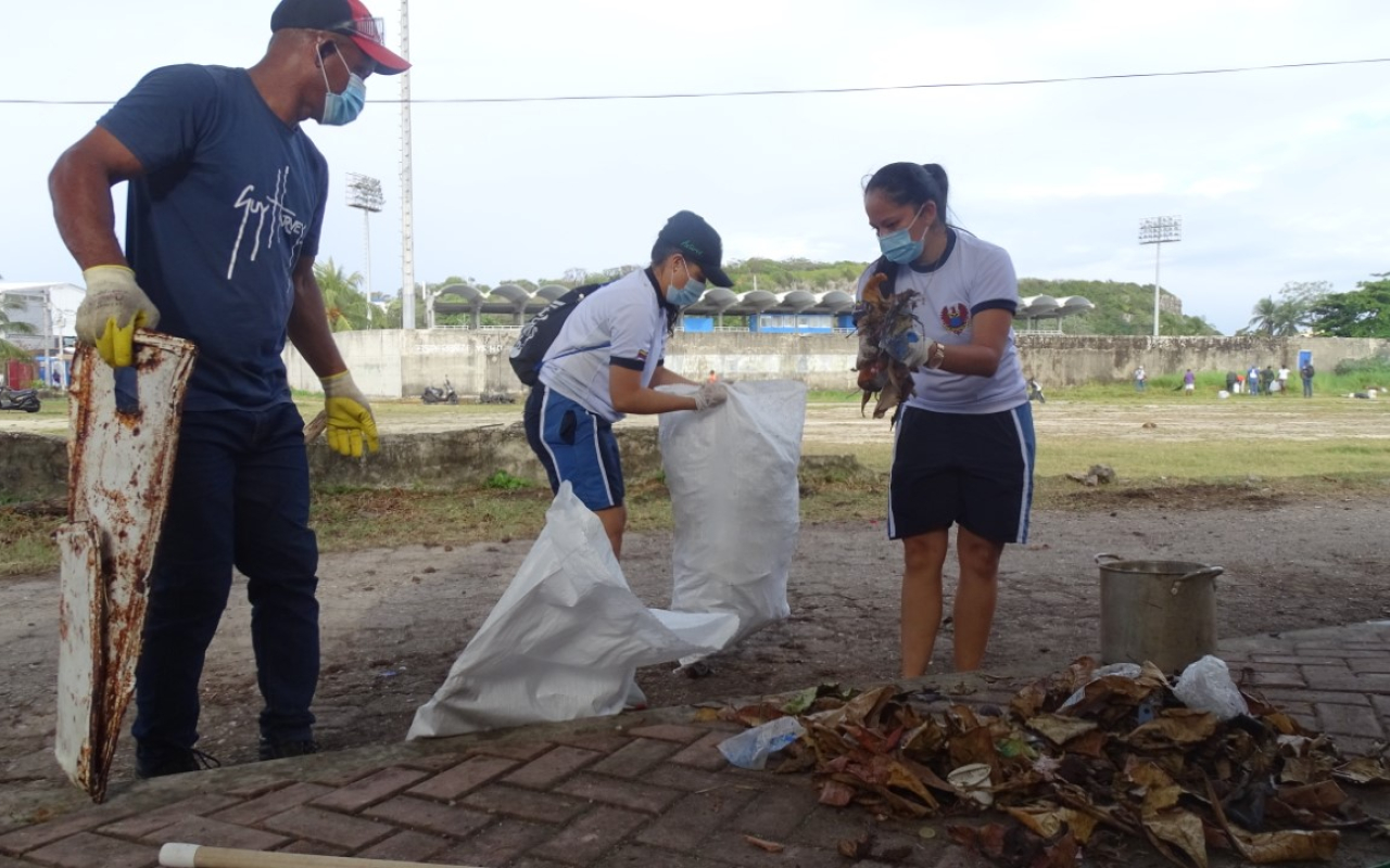 Fuerza Aérea apoya jornada de limpieza de escenarios deportivos en San Andrés