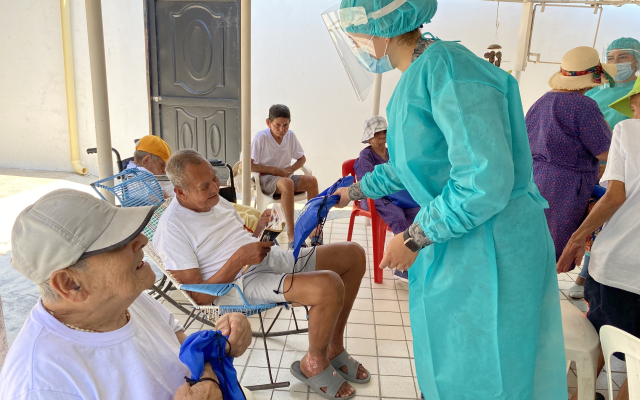 Un momento de alegría para los abuelitos de Tocaima gracias a su Fuerza Aérea
