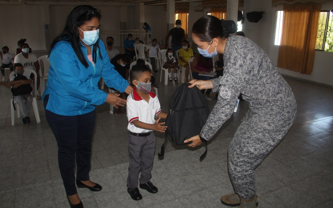 Kits escolares para los niños de Malambo