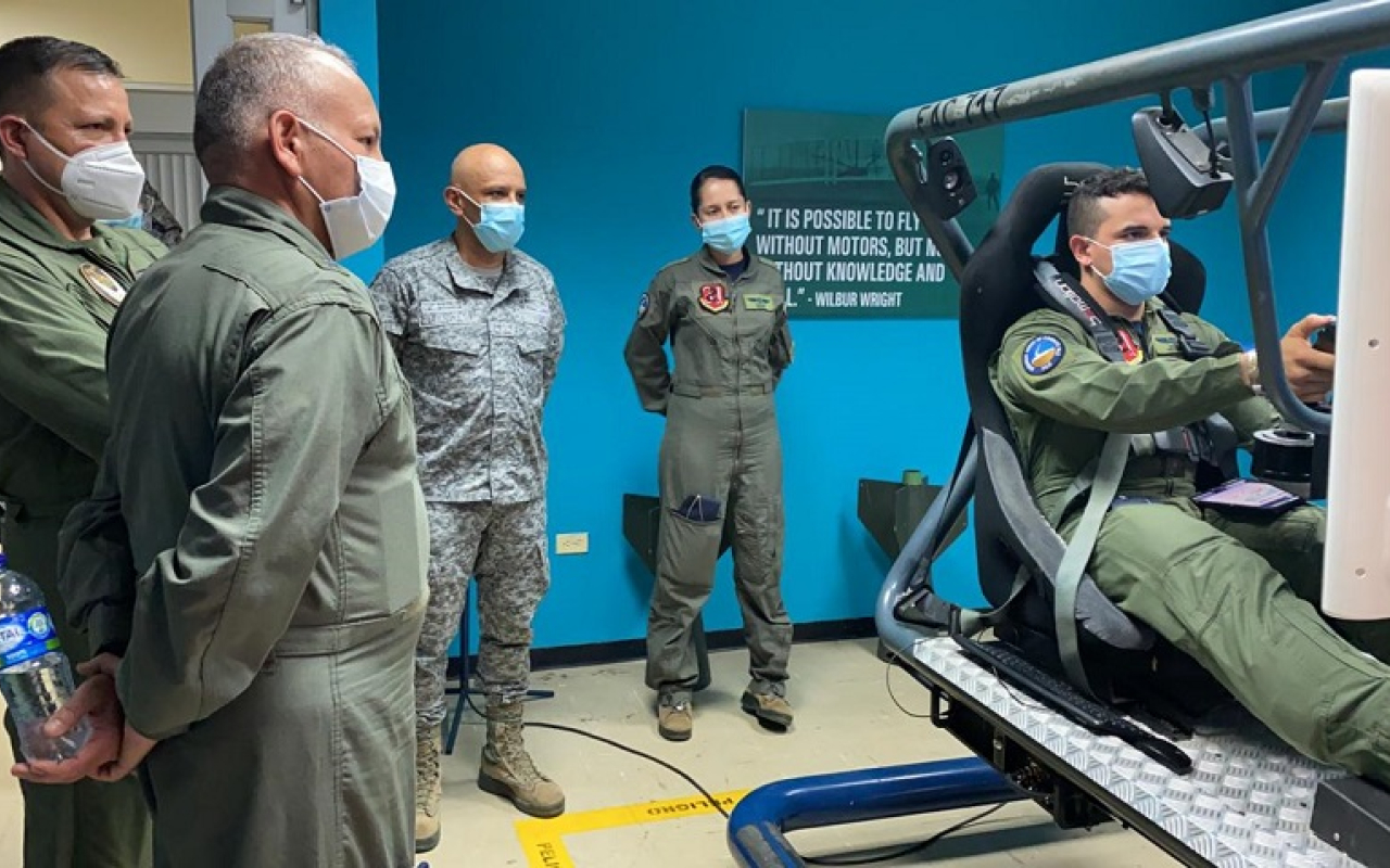 Comandante de la Fuerza Aérea Guatemalteca visita la ‘casa de los dragones’