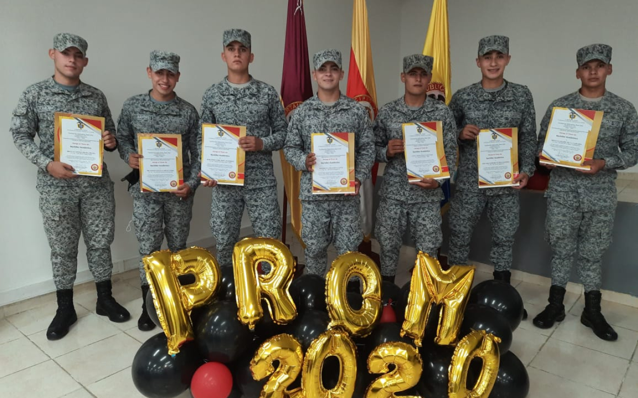 siete soldados del CACOM 4 lograron culminar su bachillerato