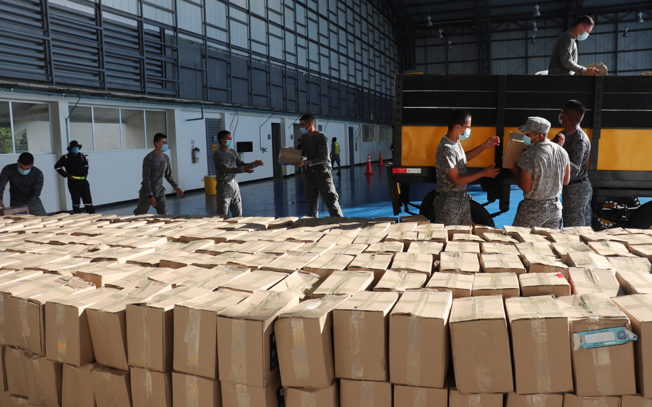 Una vez más, ayudas humanitarias fueron transportadas hasta Leticia, Amazonas por su Fuerza Aérea