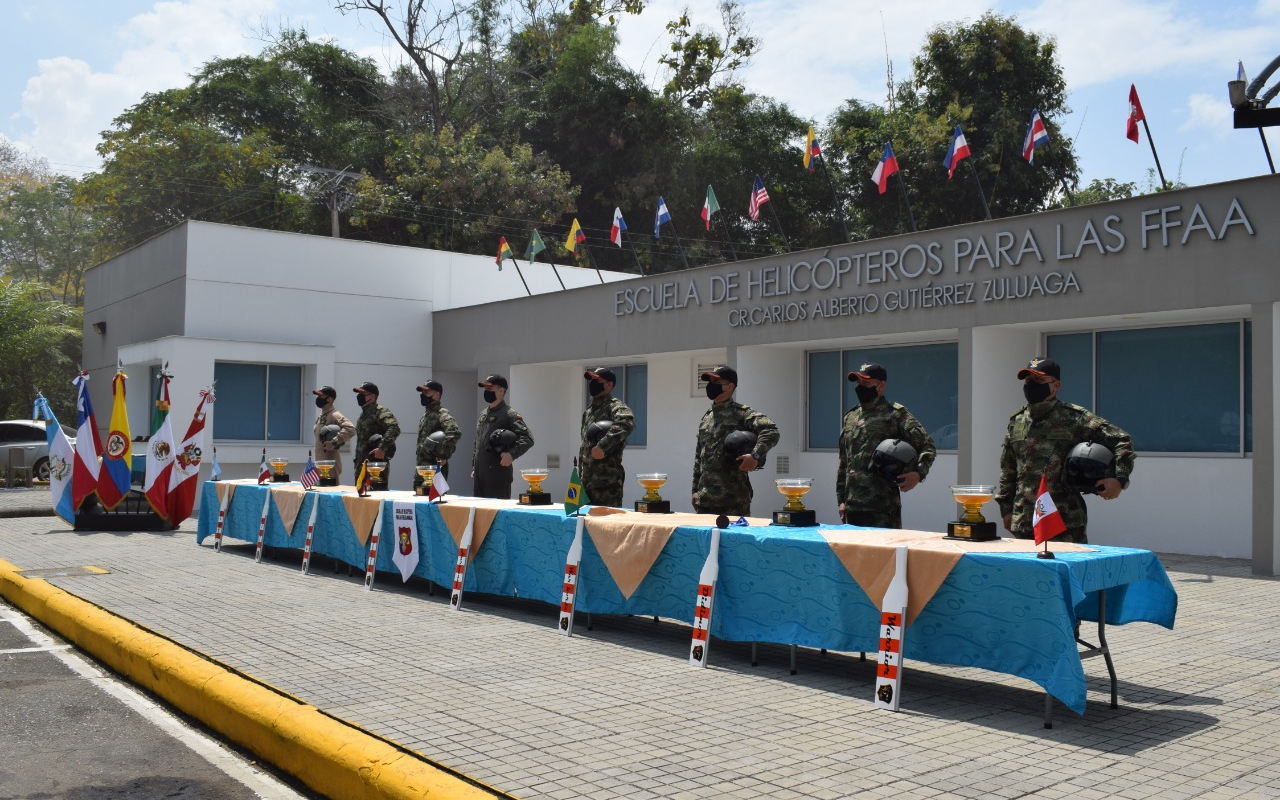 Ocho oficiales realizaron su primer “Vuelo solo” en el CACOM-4