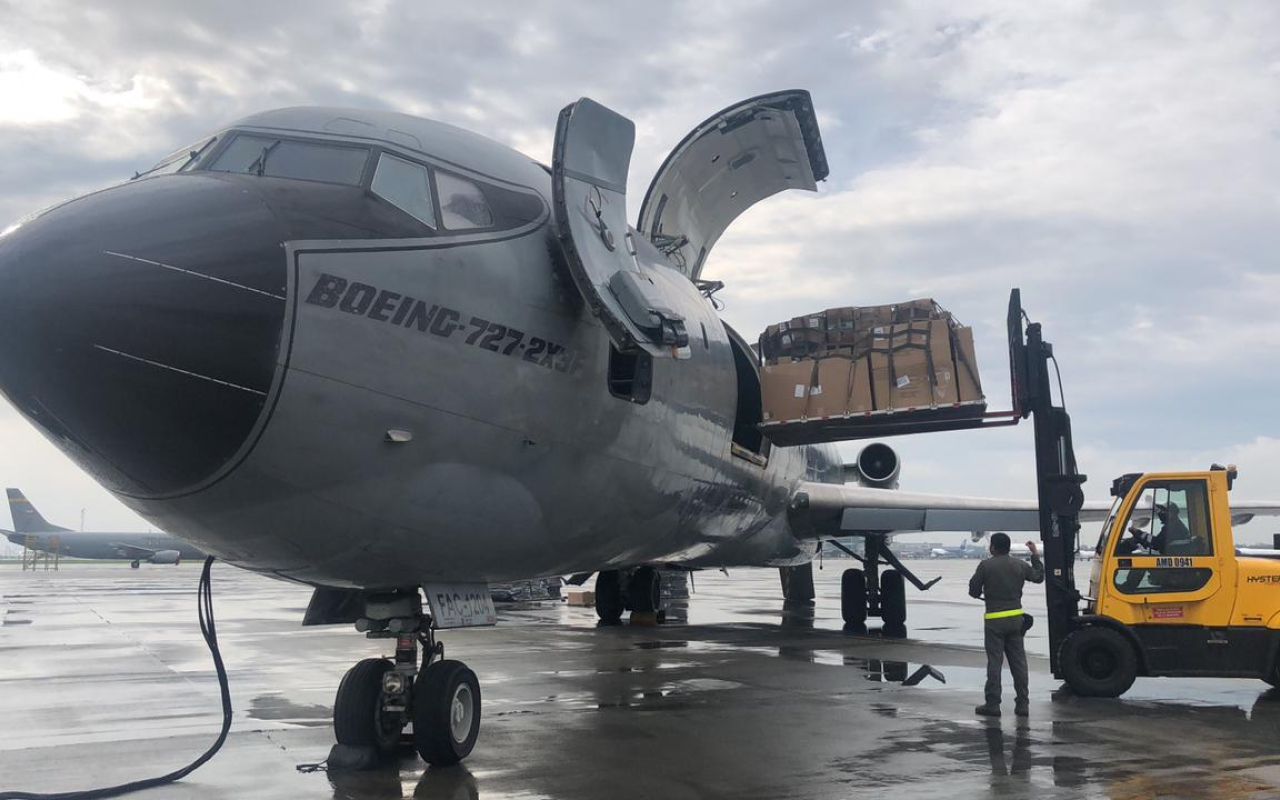Su Fuerza Aérea continúa transportando ayudas al archipiélago