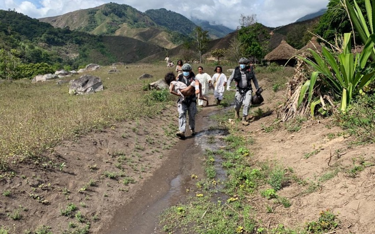 Indígenas Kogui fueron evacuados en helicóptero de su Fuerza Aérea Colombiana