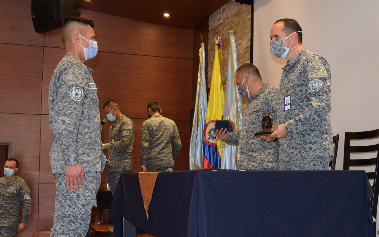 Hombres y mujeres de su Fuerza Aérea Colombiana son capacitados en CAMAN