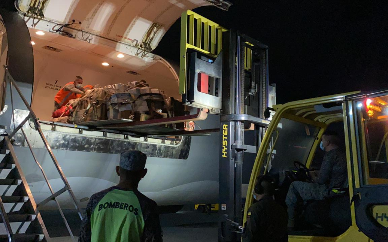 La aeronave C-40 continúa transportando ayudas humanitarias al Archipiélago de San Andrés Islas