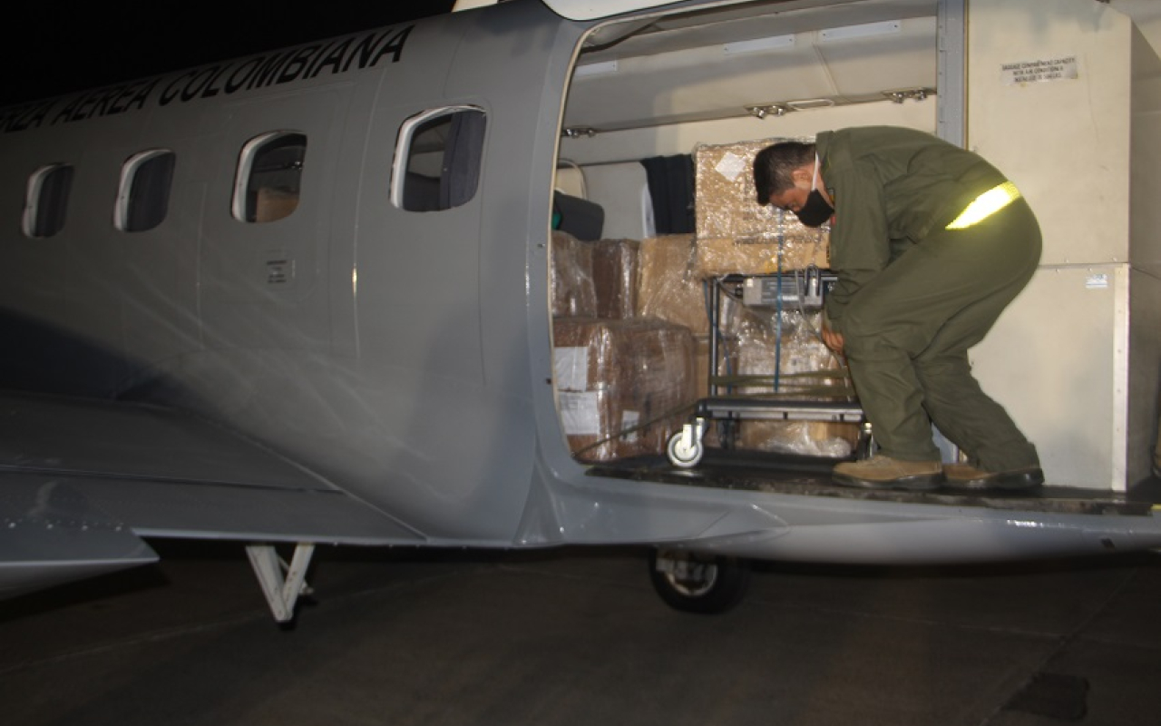 La Fuerza Aérea transportó elementos de atención desde el Atlántico para Antioquia