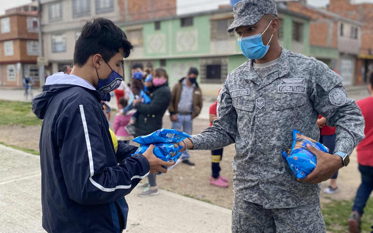 Su Fuerza Aérea Colombiana trabaja continuamente con la comunidad de la Sabana de Occidente 