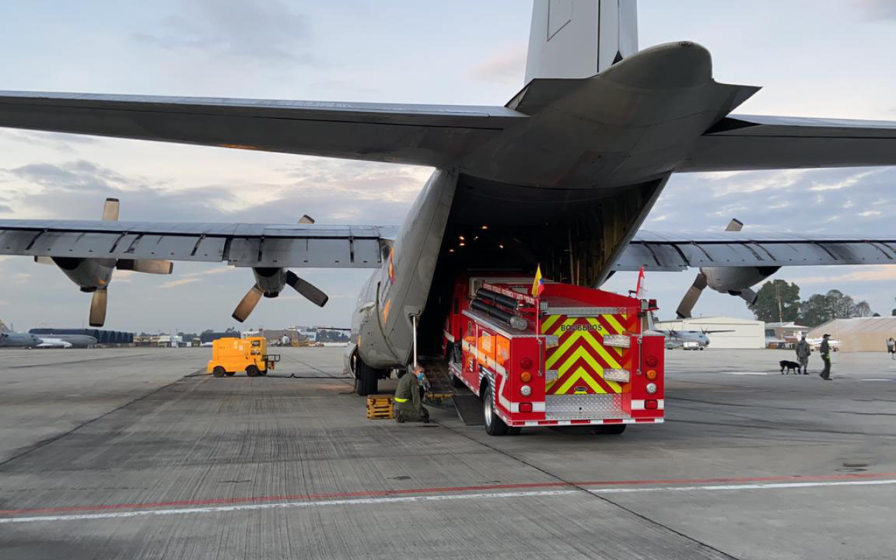 Máquina de bomberos llega a San Andrés en Hércules de su Fuerza Aérea