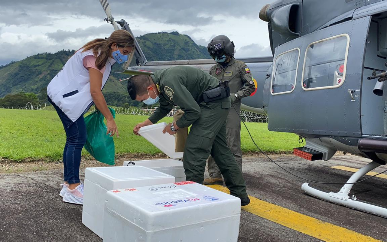 Vacunas contra el COVID-19 continúan llegando a los municipios más apartados del Tolima gracias a su Fuerza Aérea