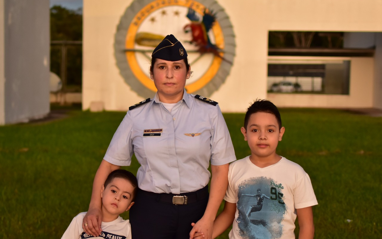 Mujer Militar Entre La Vocación De Servicio Y Ser Madre | Fuerza ...