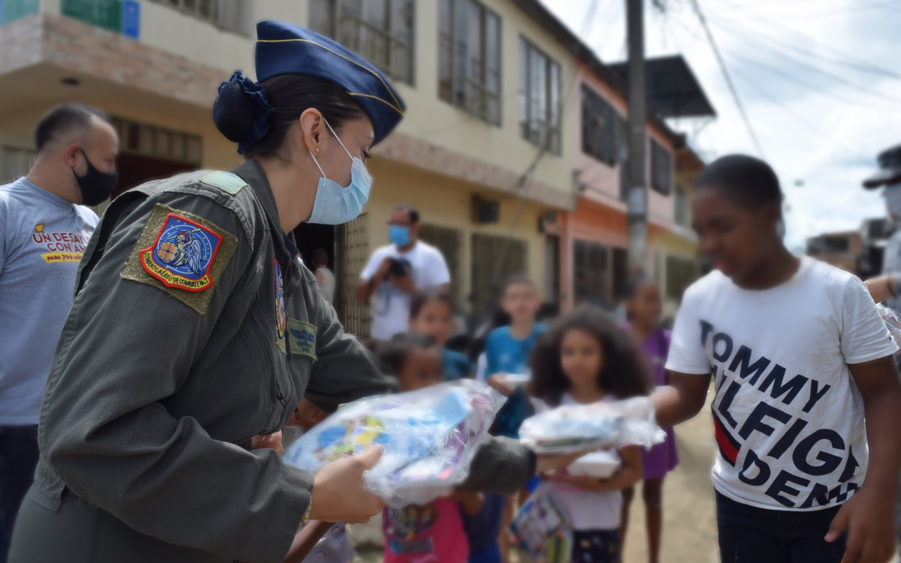 Fuerza Aérea participa en la campaña “Un desayuno con amor”
