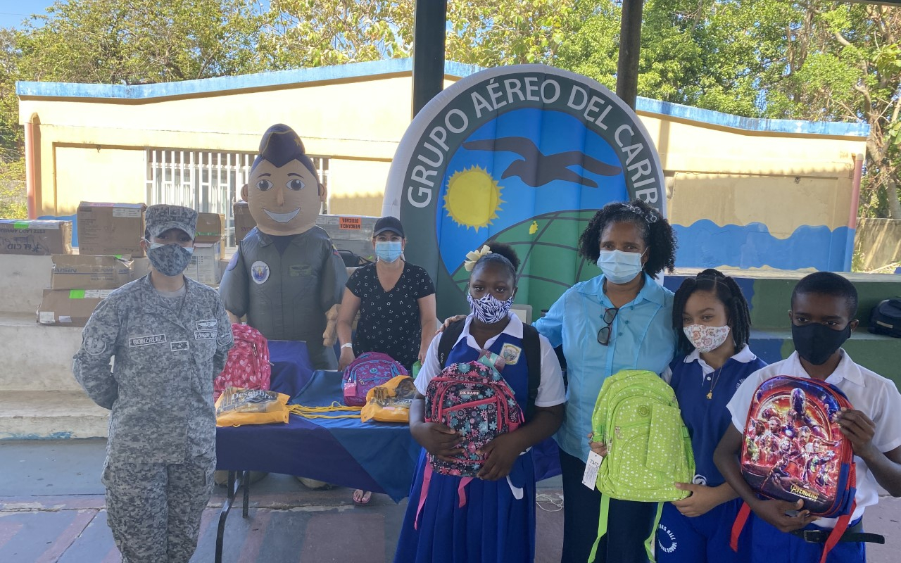 Elementos escolares fueron entregados con ayuda de su Fuerza Aérea