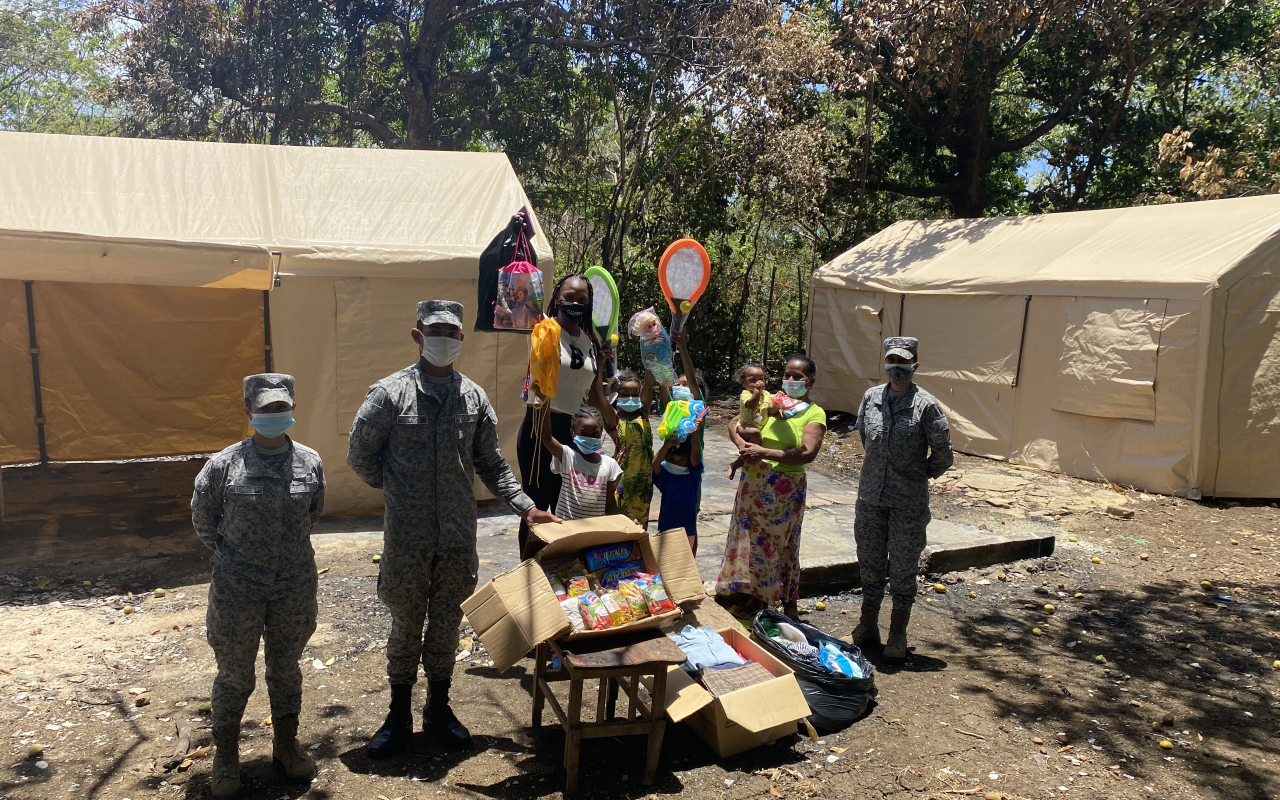 Familias afectadas por incendio reciben ayudas con apoyo de su Fuerza Aérea