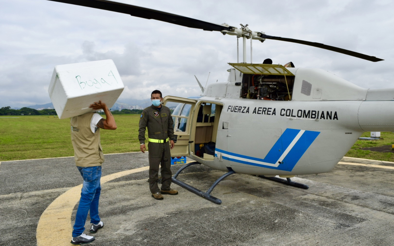 Más de 20.000 vacunas contra el COVID-19 llegaron a municipios del Valle del Cauca en helicóptero de su Fuerza Aérea