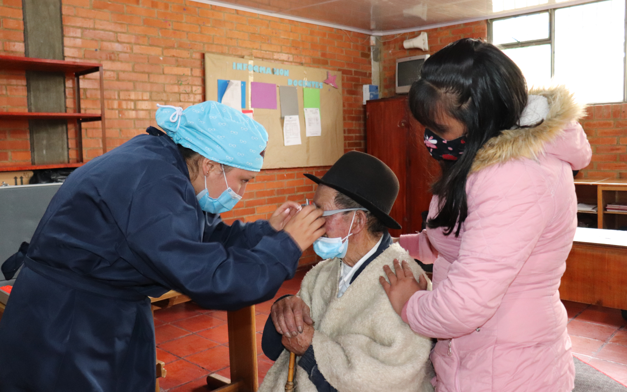 El Comando Aéreo de Mantenimiento lleva salud y bienestar a comunidades campesinas de Tausa