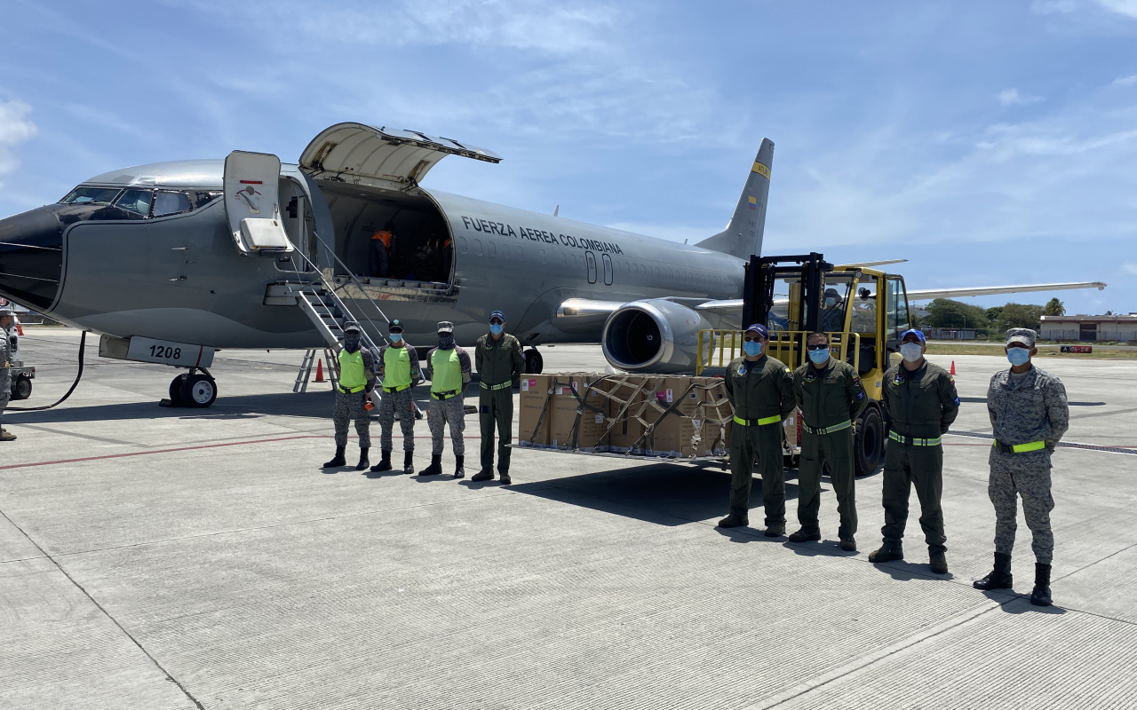 Concentradores de oxígeno llegan a San Andrés con ayuda de su Fuerza Aérea 