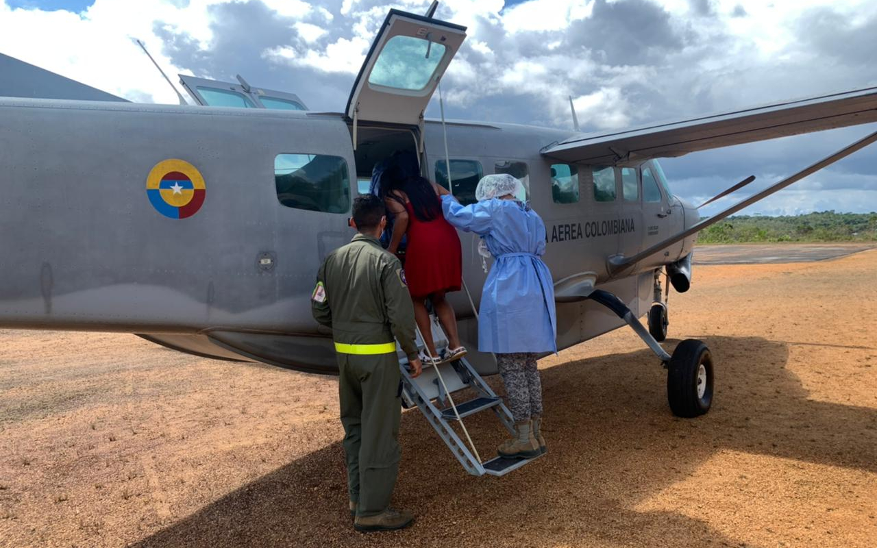 Mujer en condición de embarazo es traslada por su Fuerza Aérea Colombiana