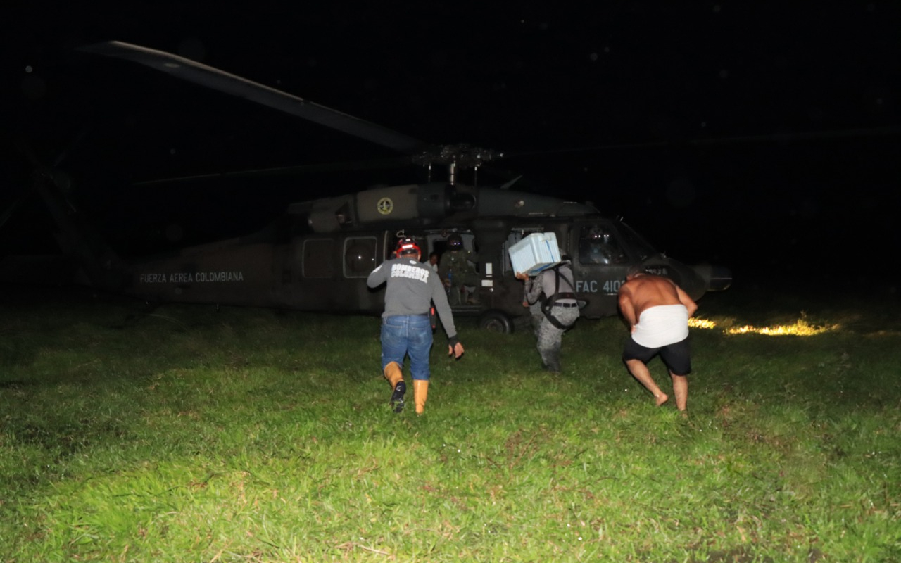 Durante crisis por la ola invernal, trece personas fueron rescatadas en helicópteros de su Fuerza Aérea