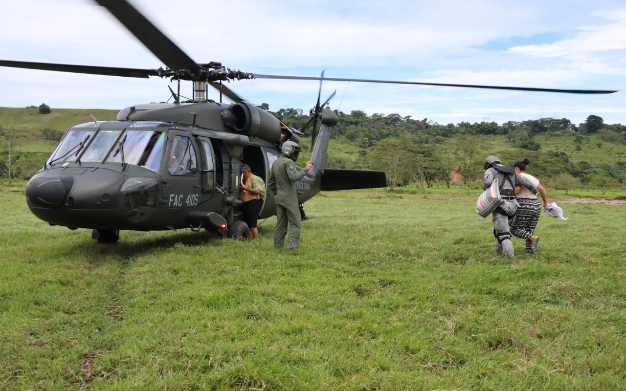 Durante crisis por la ola invernal, trece personas fueron rescatadas en helicópteros de su Fuerza Aérea