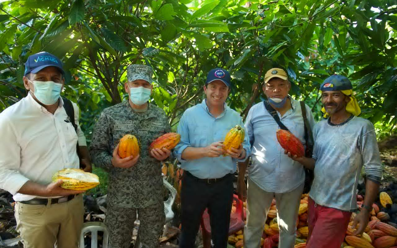 Familias vichadenses reciben visita del Ministro de Defensa en Güerima
